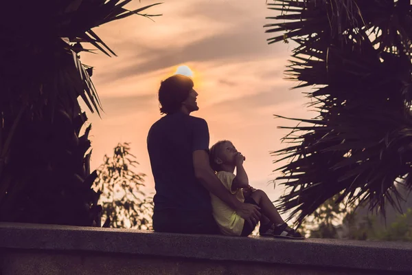 Silhuetas Pai Filho Que Encontram Pôr Sol Nos Trópicos Contra — Fotografia de Stock