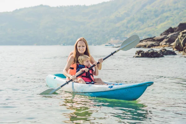 Mutter Und Sohn Beim Kajakfahren Tropischen Ozean Reisen Und Aktivitäten — Stockfoto