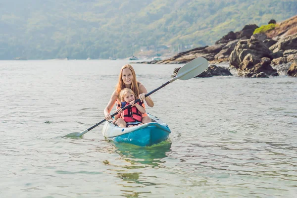 Kayak Mère Fils Océan Tropical Voyage Activités Avec Enfants Concept — Photo