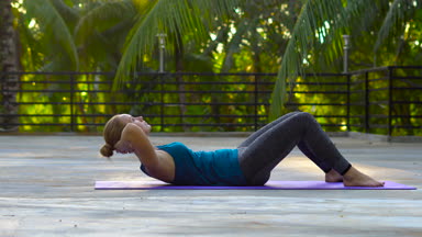 genç kadının tropikal bir parkta yoga egzersizleri yapması