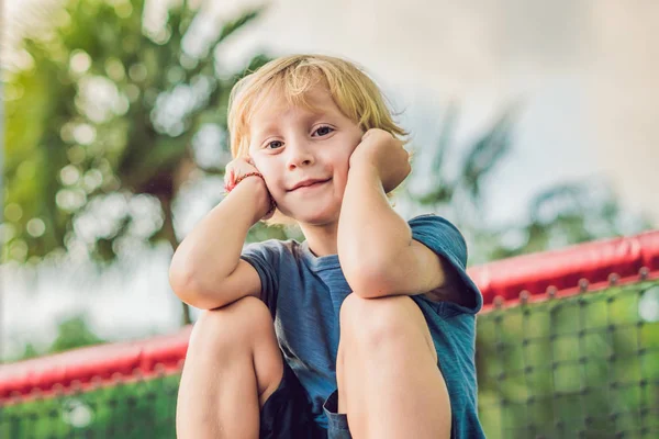 Entzückender Kleiner Junge Mit Spaß Auf Dem Spielplatz — Stockfoto