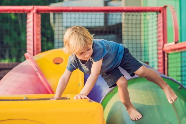 Entzückender Kleiner Junge Mit Spaß Auf Dem Spielplatz — Stockfoto