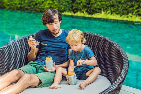 Pai Filho Comem Sobremesa Com Sementes Chia Mangas Piscina Manhã — Fotografia de Stock