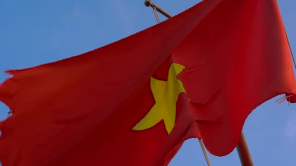 O lovitură de aproape a unui steag de fluturare al Republicii Socialiste Vietnam — Videoclip de stoc