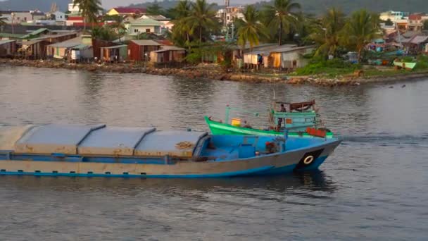 Zobacz na estuarium rzeki wypełnione z łodzi rybackich na zachód słońca. Wietnam. Phu Quoc island — Wideo stockowe