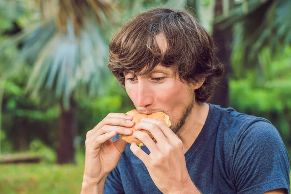 Молодой Человек Ест Гамбургер Парке — стоковое фото