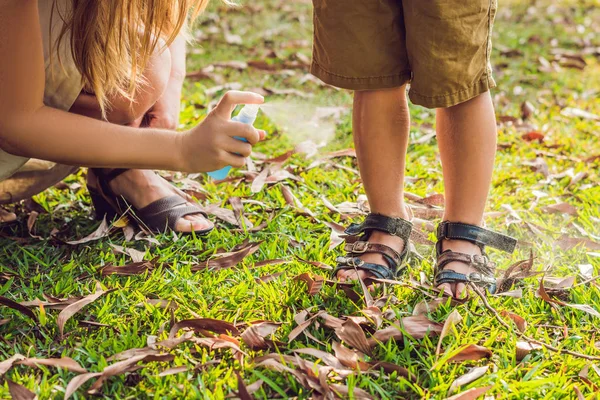 Primer Plano Mamá Hijo Usan Aerosol Mosquitos Pulverización Repelente Insectos Imágenes De Stock Sin Royalties Gratis