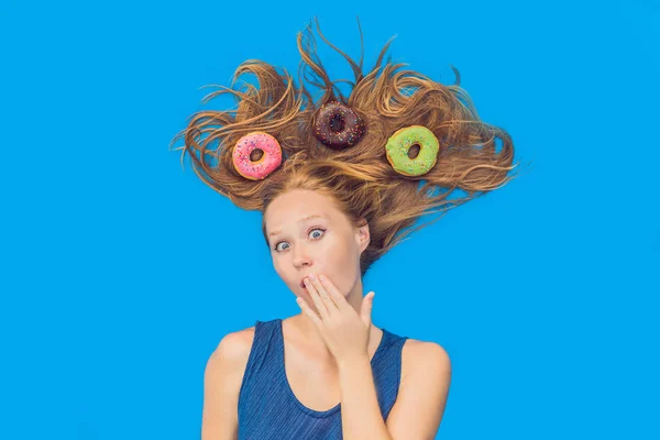 Young Woman Donuts Her Hair Multicolored Donuts Harm Sweet — Stock Photo, Image