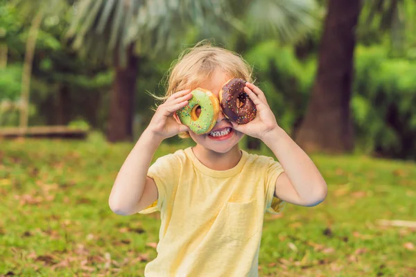 Çörek Komik Çocuk Çocuk Eğleniyor Halka Ile Çocuklar Için Lezzetli — Stok fotoğraf