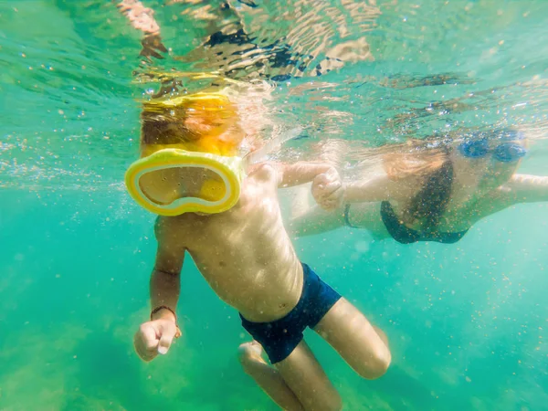 Mãe Feliz Filho Snorkeling Mar Durante Dia — Fotografia de Stock