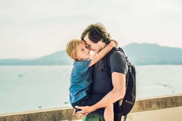 Papà Figlio Sullo Sfondo Della Spiaggia Tropicale Panorama Paesaggistico Bellissimo — Foto Stock