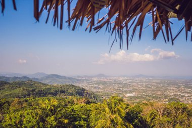 Yüksek açı görüntülemek güzel manzara Ao Chalong bay ve şehir sea side Phuket Eyaleti, Tayland.