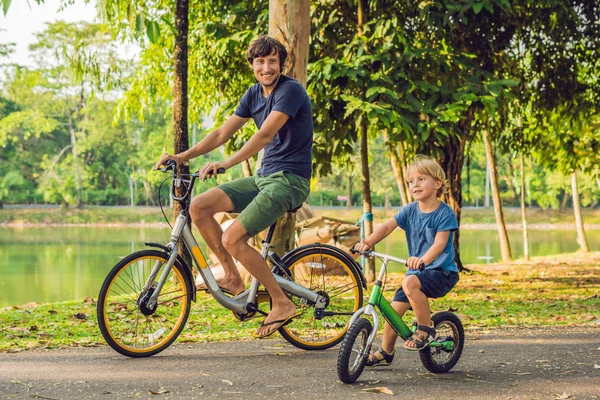Πατέρας Και Γιος Ιππασία Ποδήλατα Στην Ύπαιθρο Και Χαμογελαστός — Φωτογραφία Αρχείου