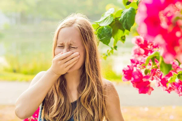Pollen Allergi Koncept Ung Kvinna Kommer Att Nysa Blommande Träd — Stockfoto