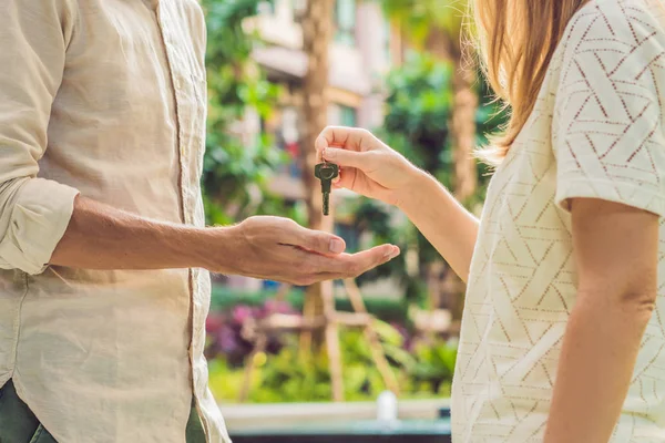 Fastighetsmäklare Ger Nycklar Till Lägenhetens Ägare Att Köpa Sälja Boende — Stockfoto