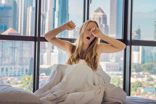 Giovane Donna Svegliarsi Mattino Appartamento Nel Centro Della Zona Con — Foto Stock