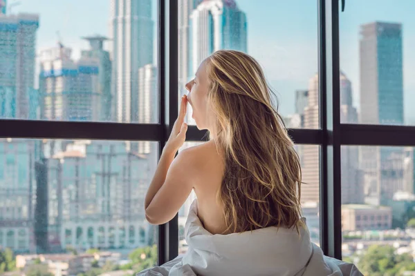 Giovane Donna Svegliarsi Mattino Appartamento Nel Centro Della Zona Con — Foto Stock