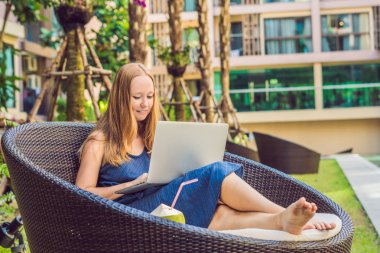 Onu laptop ile havuz oturan genç kadın serbest meslek sahibi. Bayramlarda meşgul. Uzak iş kavramı 