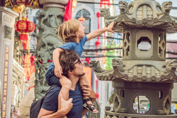 Papà e figlio sono turisti in strada in stile portoghese Romani a Phuket Town. Chiamato anche Chinatown o la città vecchia — Foto Stock