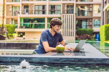 Tatil Yüzme Havuzu yanında çalışan genç serbest meslek