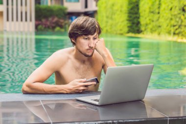 Tatil Yüzme Havuzu yanında çalışan genç serbest meslek