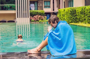 Hasta bir adam gezgin. Adam tatilde üşütmüş, çay içme havuzda üzgün oturur ve burnunu içine bir peçete darbeler