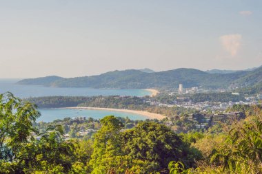 Tropikal plaj manzara panorama. Tekneler ve yüksek görünüm noktadan kumlu kıyı şeridi ile turkuaz okyanus güzel ihlalinden. Kata ve Karon plajları, Phuket, Tayland