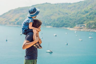 Baba ve oğul Promthep cape ve Yanui beach arka planda. Phuket, Tayland. Çocuk kavramı ile seyahat