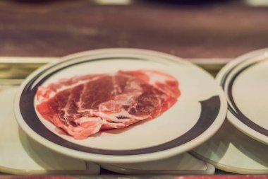 Bir kafede tabaklarda çiğ gıda ile bir konveyör