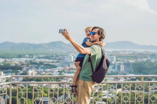 Padre e hijo en vista alta desde Phuket View Point Rang Hill en Phuket Tailandia — Foto de Stock