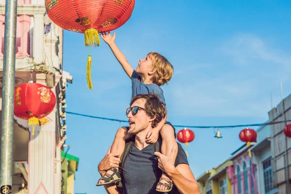 Papá e hijo son turistas en la calle en el estilo Portugese Romani en Phuket Town. También se llama Barrio Chino o el casco antiguo —  Fotos de Stock