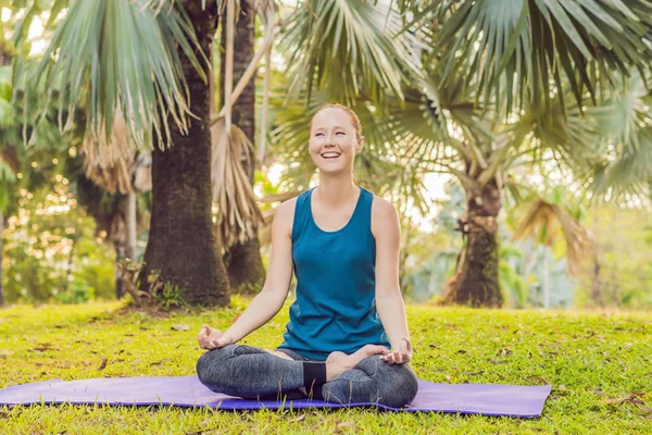 Ung Kvinna Utövar Yoga Tropisk Park Dagtid — Stockfoto