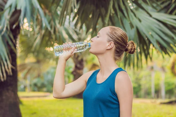 Wanita Sporty Yang Menarik Minum Air Dari Botol Setelah Jogging — Stok Foto