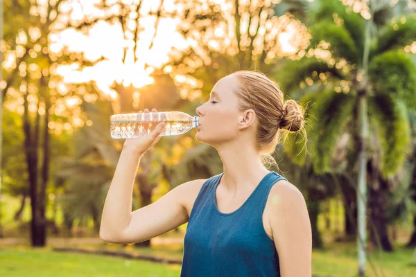 Atractiva Mujer Deportiva Bebiendo Agua Una Botella Después Correr Correr — Foto de Stock