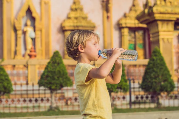 Menino Turista Bebe Água Nos Trópicos Pano Fundo Templo Tailandês — Fotografia de Stock