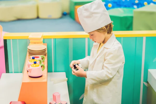 Der Junge Spielt Das Spiel Als Wäre Koch Oder Bäcker — Stockfoto