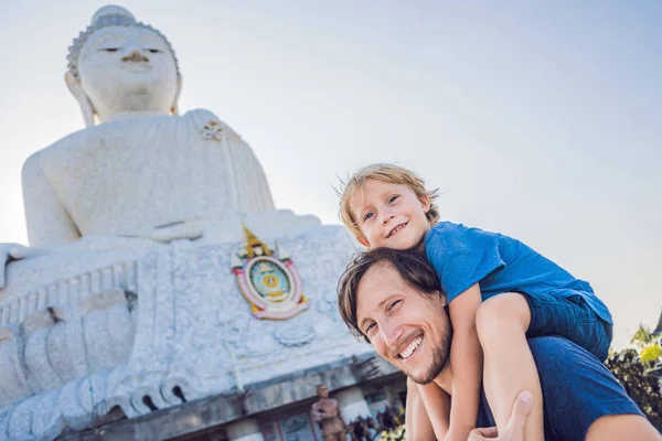 Padre e hijo turistas en la estatua del Gran Buda. Fue construido en una colina alta de Phuket Tailandia Se puede ver desde una distancia — Foto de Stock