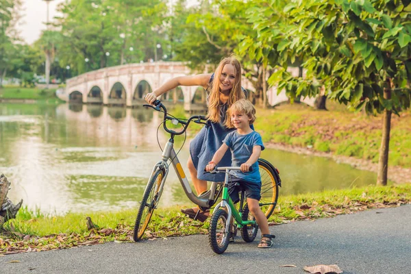Ευτυχισμένη Οικογένεια Είναι Ιππασία Ποδήλατα Στην Ύπαιθρο Και Χαμογελά Μαμά — Φωτογραφία Αρχείου