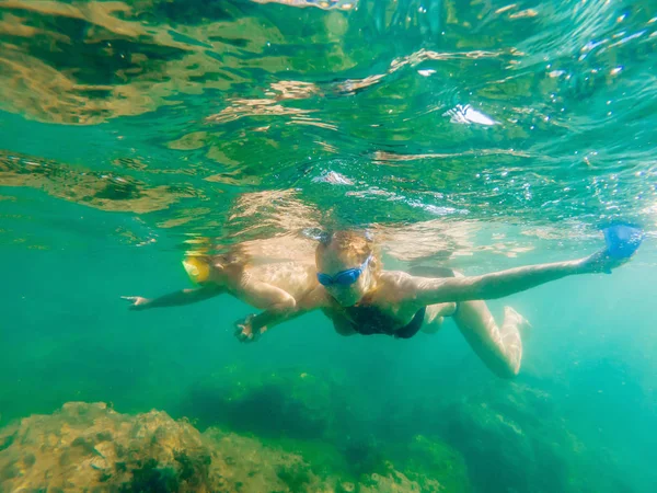 Glad Ung Mor Och Son Snorkling Havet Dagtid — Stockfoto