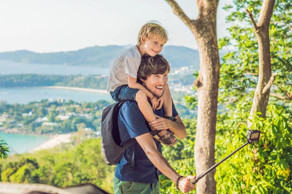 Pai e filho em Karon View Point em dia ensolarado. Phuket. — Fotografia de Stock