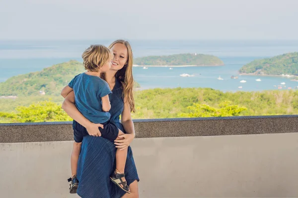 Madre Figlio Sullo Sfondo Con Spiaggia Tropicale Panorama Paesaggistico Belle — Foto Stock