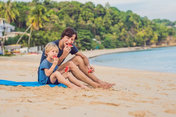 행복 한 가족 아버지와 아들 해변에 수 박 먹고. 아이 들 먹는 건강 식품 — 스톡 사진