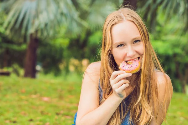 Portrait Young Woman Eating Donut Plant Background — Stock Photo, Image