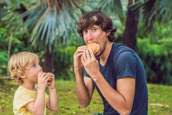 Porträt Eines Jungen Vaters Und Seines Sohnes Bei Einem Hamburger — Stockfoto