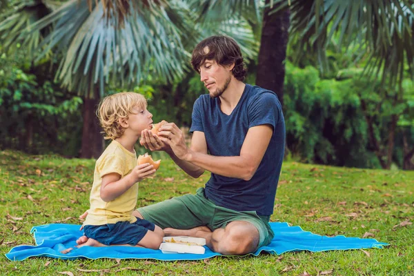 Pai e filho comem sobremesa com sementes de chia e mangas à beira da  piscina pela manhã. alimentação saudável, comida vegetariana, dieta e  conceito de pessoas.