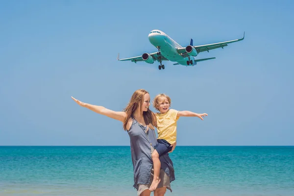 Mãe Filho Divertem Praia Assistindo Aviões Pouso Viajar Avião Com — Fotografia de Stock