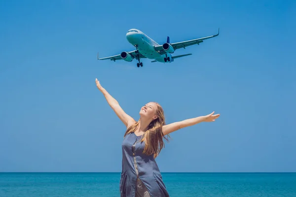 Giovane Donna Sulla Spiaggia Aerei Atterraggio Concetto Viaggio — Foto Stock