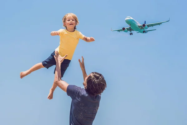 Baba ve oğul sahilde iniş uçak izlerken iyi eğlenceler. Çocuk kavramı ile bir uçakta seyahat — Stok fotoğraf