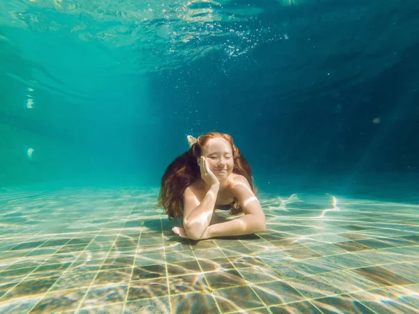 Vrouw Bodem Van Het Zwembad Duiken Onder Water — Stockfoto