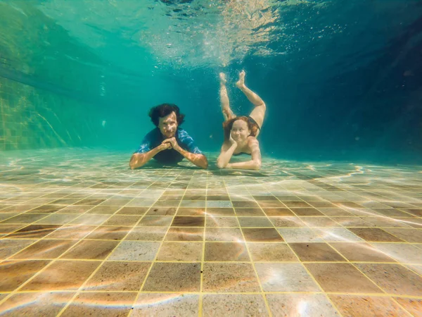 Homme Femme Fond Piscine Ils Plongent Sous Eau — Photo